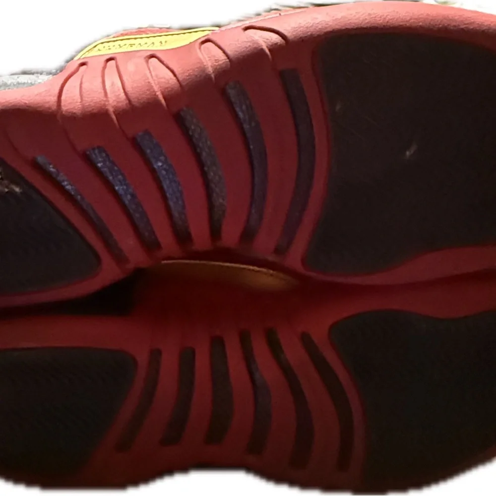 Jordan retro Black and Red Sneakers - Picture 5 of 5